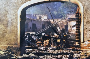 Das Wirtschaftsgebäude und zahlreiche Maschinen wurden ein Raub der Flammen.