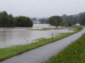 Die Trattnach auf Höhe Autohaus Stöbich