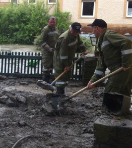 Aufräumarbeiten nach Hochwasser in Wesenufer
