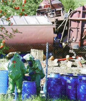 Unter Einsatz von Vollschutzanzügen wurden die gefährlichen Stoffe entsorgt.