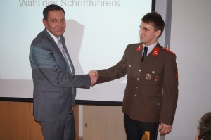 Bürgermeister Klaus Höllerl zählte zu den ersten Gratulanten beim neuen Schriftführer Michael Schneeberger