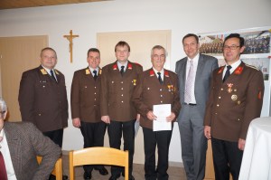 v.l.n.r: Bezirksfeuerwehrkommandant Josef Murauer, Abschnittsfeuerwehrkommandant Johann Kronsteiner, Franz Blätterbinder (für 25 Jahre Feuerwehrdienst geehrt), Karl Edlbauer (für 50 Jahre Feuerwehrdienst geehrt), Bürgermeister Klaus Höllerl und Kommandant Erwin Auinger